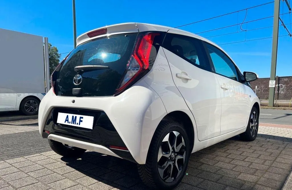 TOYOTA Aygo Connect 1.0 VVT-i 72 CV 5p. x-play Image 2